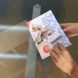 Produktbild von 2D Aufsteller Mailingkarte: Aufstellbares 2D-Element für prägnante Produktpräsentation nach dem Öffnen der Karte.