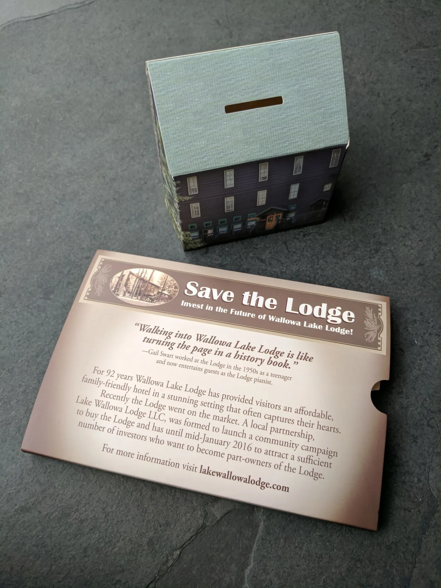 Produktbild von Ein 3D-PopUp Springwürfel im Mailing-Schuber mit praktischem Nutzen als Spardose oder Stifteköcher für langfristigen Verbleib auf dem Schreibtisch des Adressaten.