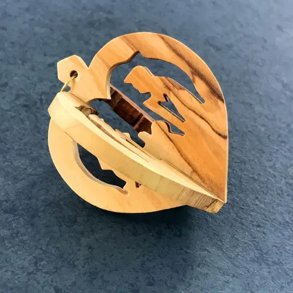 Produktbild von 3D Olivenholz-Weihnachtsbaumanhänger mit glänzender Oberfläche, ideal als Dekoration für die festliche Jahreszeit.