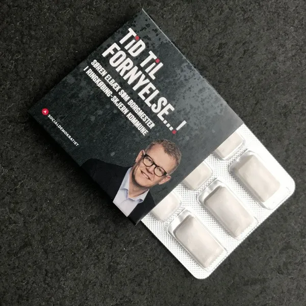 Produktbild von 6 zuckerfreie Kaugummis in Blisterpackung, geschmackvoll Pfefferminz, individuell verpackt in Schuber-Verpackung mit Werbeaufdruck durch Flexo-, Offset- und Digitaldruck, Mindestbestellmenge 1000 Stück, haltbar für mindestens 12 Monate.