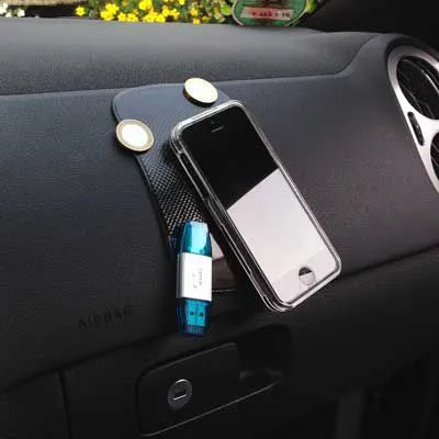 Produktbild von Anti Rutsch Matte oder Handy Haft Pad für das Auto: Verhindert Herumfliegen von Gegenständen beim Bremsen; Wunschgröße und -farbe auf Anfrage; Selbstklebend für einfache Anbringung; Optional mit Werbedruck.