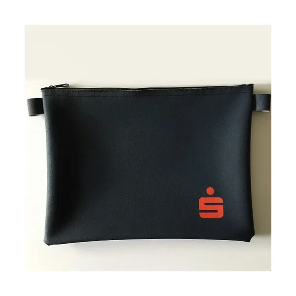 Banktaschen aus Kunstleder oder Leder mit Reißverschluss und abgerundeten Ecken, wählbar mit oder ohne Schlaufen. (6)