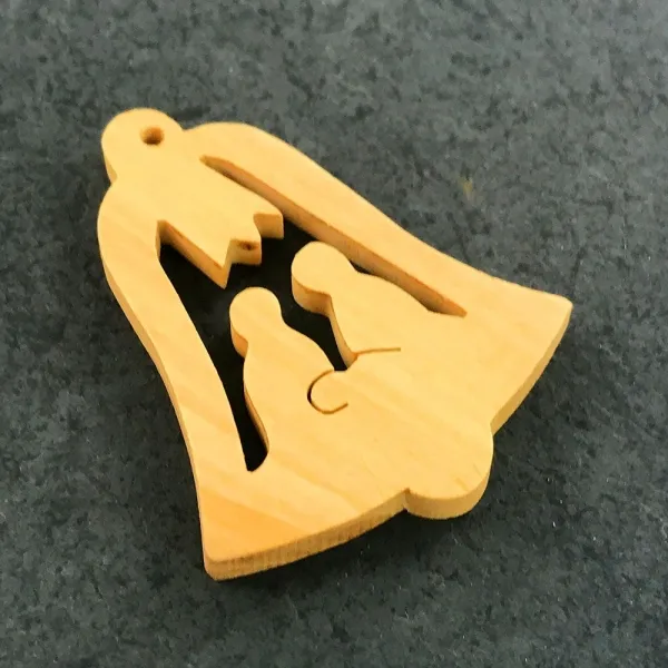 Produktbild von Baumanhänger aus Olivenholz mit natürlicher Geölung, Maße: 5,5 bis 6,0 cm.
