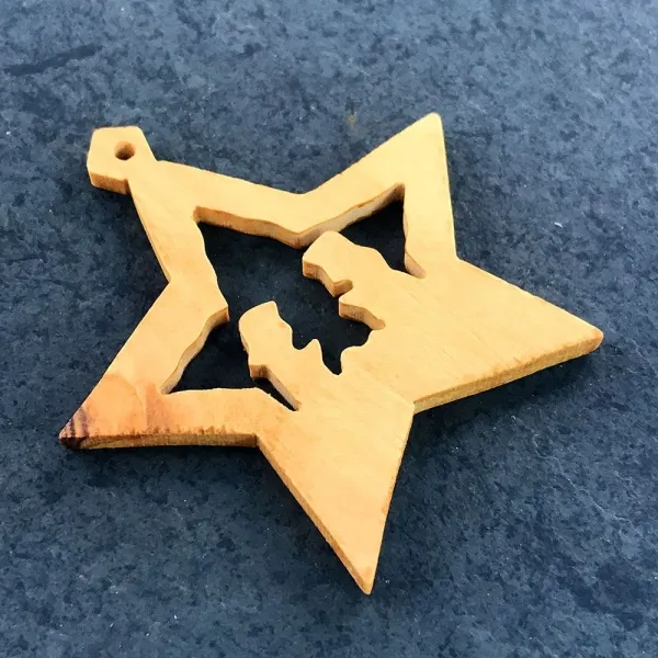 Produktbild von Baumanhänger aus Olivenholz mit natürlicher Ölbehandlung und einer Länge von etwa 5,5 bis 6,0 cm.