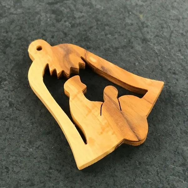 Produktbild von Baumanhänger aus Olivenholz mit Ölbehandlung, Größe 5,5 bis 6,0 cm.