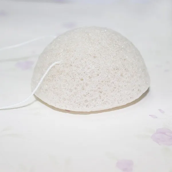 Produktbild von Der unscheinbare Konjakschwamm ist ein hochwertiges Naturprodukt aus der Knolle der Teufelszunge für tägliche Hautpflege.