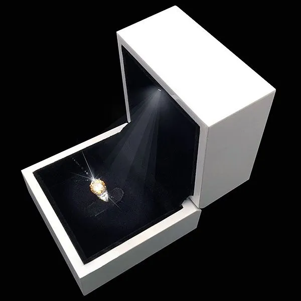 Beleuchtete Schmuckbox aus Holz für edle Präsentation von Schmuck mit Klappmechanik-Beleuchtungsaktivierung, Maße: 75x75x56 mm. (3)
