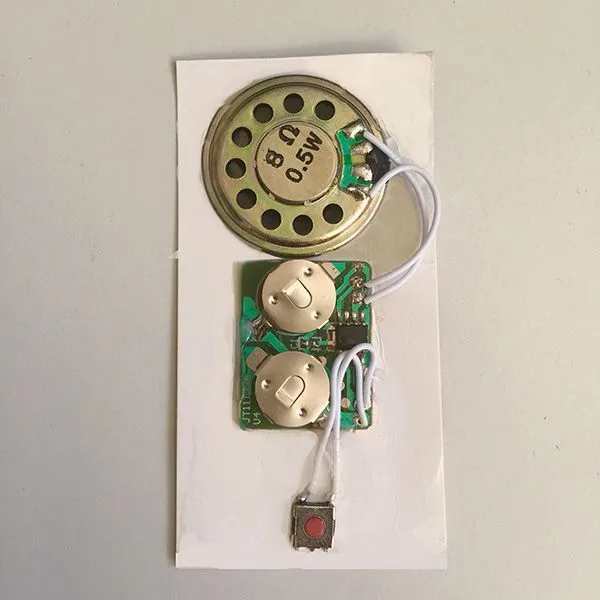 Produktbild von Besonders kleines Soundmodul für Sonderlösungen mit 26 mm Lautsprecher-Durchmesser, ausgestattet mit Mini-Drucktaster und Spezial-Platine für nur 2 Knopfzellen, bietet minimalen Platzbedarf.