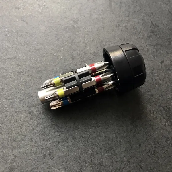Dieser schwarze Bit-Schraubendreher mit Ratsche und 12 Bits ist ein unentbehrliches Werkzeug für jede Werkzeugkiste. (2)