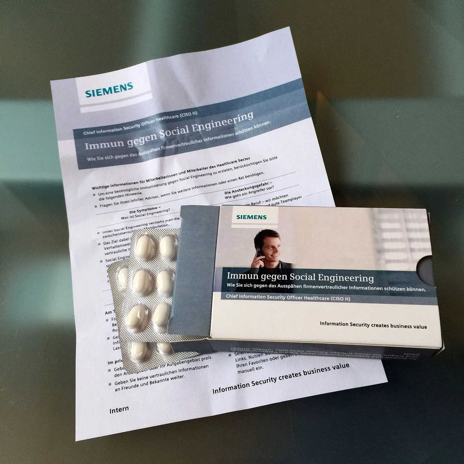 Produktbild von Blister-Dragee-Bonbons in individuell gestaltbarer Pillenschachtel-Optik mit bedruckbarem Beipackzettel.