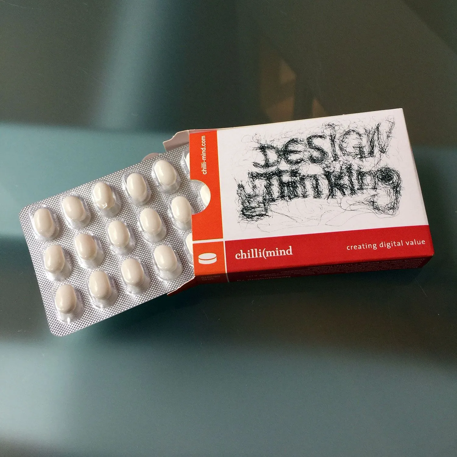 Produktbild von Blister Dragee Bonbons zu Werbezwecken in der Optik einer Medikamentenverpackung