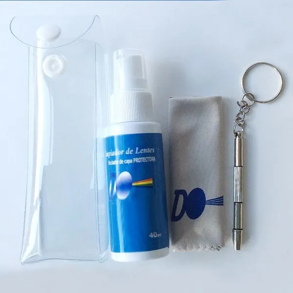 Optimierter Alt-Text: "40 ml Reinigungsspray, Mini-Schraubendreher mit Schlüsselring und Brillenputztuch in PVC-Hülle; vollfarbig bedruckbares Brillenputztuch, ca. (2)