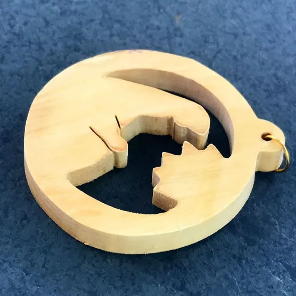Produktbild von Alt-Text: Christbaumanhänger aus Olivenholz mit natürlicher Oberfläche und größen von 5,5 bis 6,0 cm.