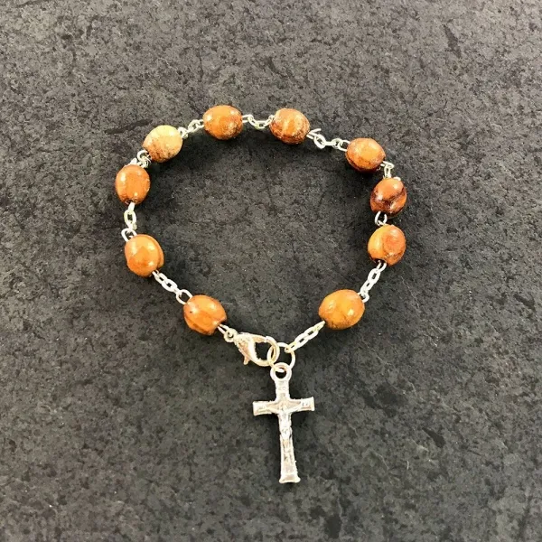 Produktbild von Dieses christliche Armband zeigt das religiöse Motiv der Mutter Maria mit Jesus, Madonna und einem Gebetsarmband in Form eines Hand-Rosenkranzes.