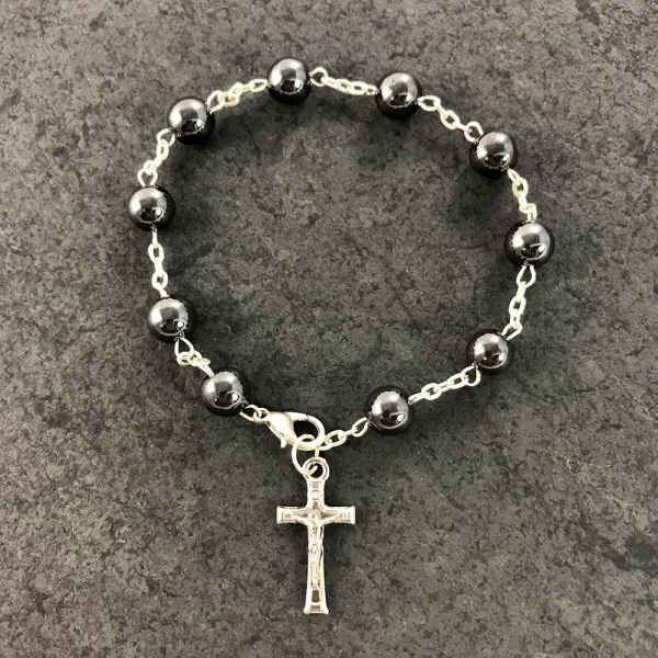Produktbild von Handgefertigtes christliches Armband mit religiösem Motiv, zeigt Jesus und die Mutter Maria, verziert mit Zierperlen und Metall, dehnbar für Einheitsgröße, im Polybag verpackt.