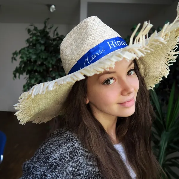 Produktbild von Damen-Strohhut mit individuellem Logodruck und farbigem Hutband, 52 cm Durchmesser, für den Sommer, Luftdurchlässig und schattenspendend, günstiger Herstellerpreis, Bestpreis, Werbeartikel, Werbemittel, individuell gestaltbar.