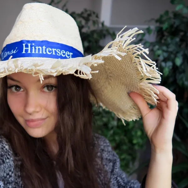 Damen-Strohhut mit individuellem Logo und farbigem Hutband, optimal für die heiße Jahreszeit, viel Platz für Werbeslogan oder Marke, lieferbar in vielen Farben. (2)