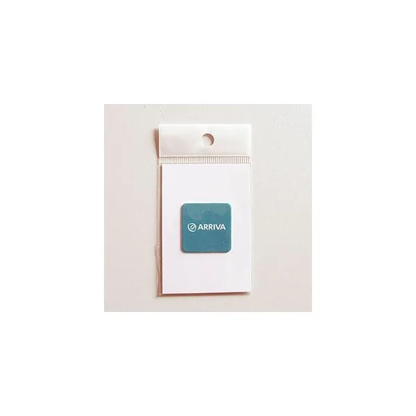 Produktbild von Individuell gestaltbarer Displayreiniger im Mini-Format mit abgerundeten Ecken, Format: 30 x 30 x 0,6 mm, in Polybeutelverpackung mit Karton-Inlay.