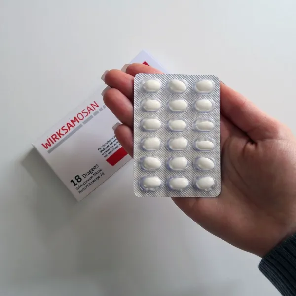 Produktbild von Drageeblister mit individuellem Logo und Werbedruck in einer sechsseitig bedruckbaren Kartonverpackung.