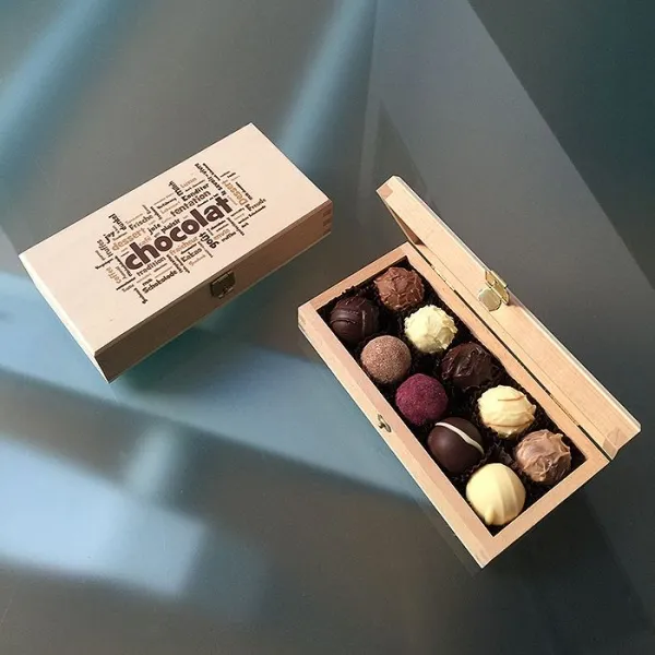 Produktbild von edle Trüffel-Pralinen mit Logo in hochwertiger Holzbox - Kir Royal, Herren Trüffel, Panna Cotta, Orange-Karamell, Calvados, Schoko-Sahne, Mocca-Nougat, Cointreau-Creme, Rum, Eierlikör.