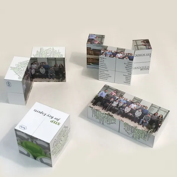 Produktbild von Original faltbarer Würfel von foxx-merch in Top-Qualität, durchläuft beim Falten eine echte Verwandlung; jeder Faltvorgang offenbart neue Ansichten oder Texte.