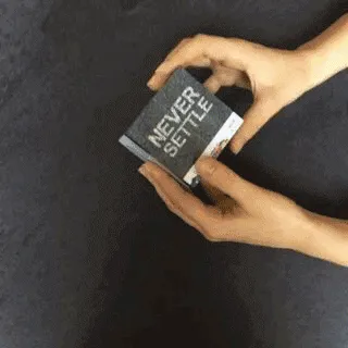 Produktbild von Der faltbare Würfel revolutioniert Ihre Werbung durch seine vielseitige Präsentation, bei der jede Bewegung neue Aspekte offenbart.