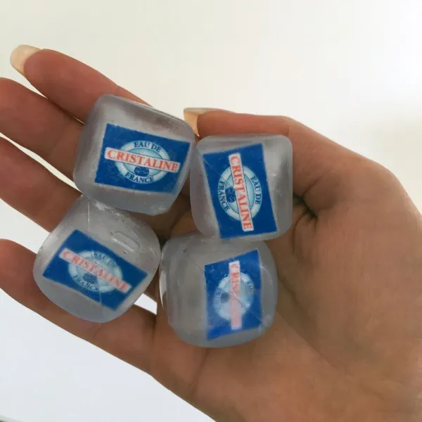 Farbenfrohe, individuell bedruckbare Kunststoff-Eiswürfel für langanhaltende Kühlung und effektive Markenwerbung bei heißen Sommergetränken. (2)