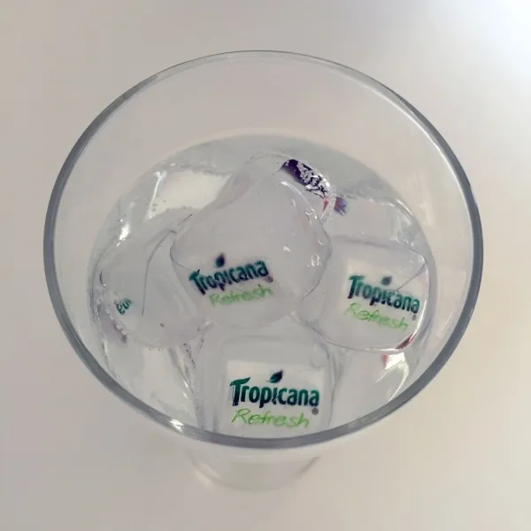 Farbenfrohe, individuell bedruckbare Kunststoff-Eiswürfel für langanhaltende Kühlung und effektive Werbung bei heißen Sommertagen. (3)