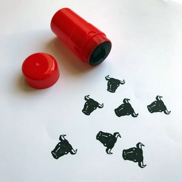 Stempel mit Logo: Runder Werbe-Stempel mit individuellem Motiv/Logo, Gehäusefarbe & Stempelfarbe wählbar, Deckelbild mit Stempelmotiv.