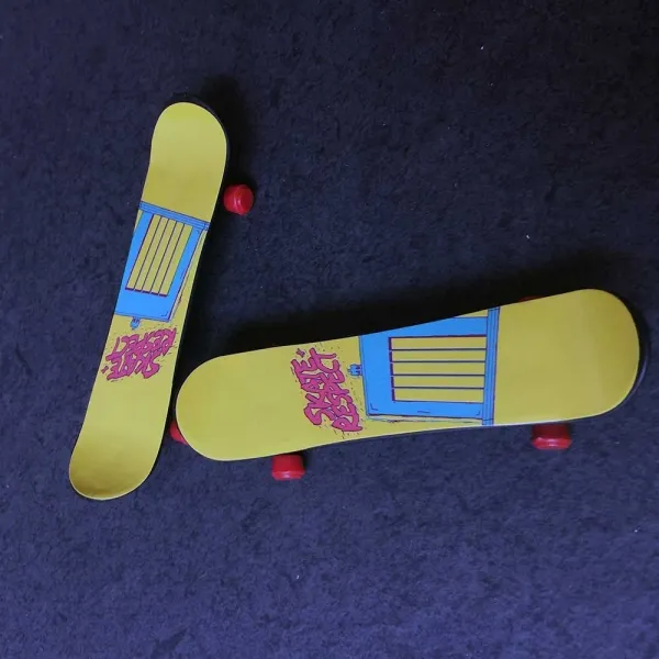 Produktbild von Finger-Skateboard mit Werbedruck, Einzeln im Polybag verpackt, Werbeanbringung durch Digitaldruck-Aufkleber auf der Oberseite, Kunststofffarbe in verschiedenen sortierten Farben.
