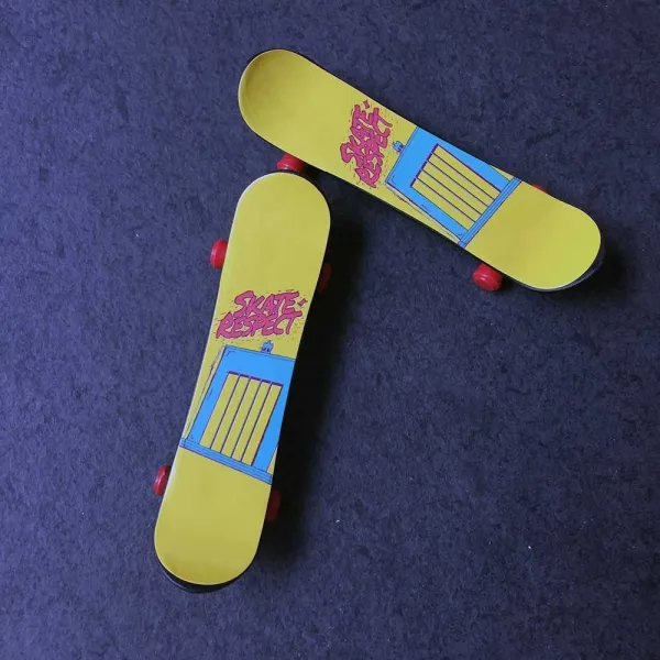 Finger-Skateboard mit Werbedruck, Einzelverpackung im Polybag, Werbeanbringung durch individuell gestaltete Digitaldruck-Aufkleber auf der Oberseite, in verschiedenen Kunststofffarben erhältlich. (2)