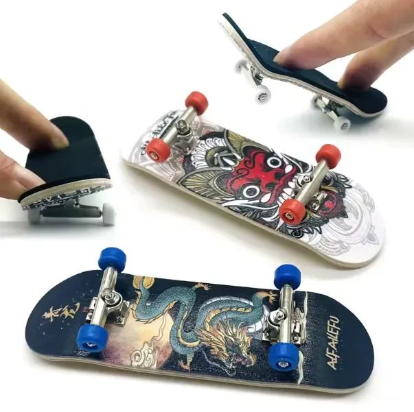 Individuell bedrucktes Fingerskateboard als Werbeartikel mit Logo und farbigem Design für Promotionaktionen und Events