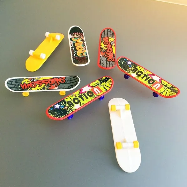 Produktbild von Fingerskateboard mit individuellem Digitaldruck-Aufkleber; Länge: 9,5 cm, Breite: 2,5 cm, Höhe im Bereich der Rollen: 1,3 cm, an den Spitzen vorne und hinten: 1,7 cm, Gewicht: 5 g, Verpackung: Einzeln im Polybag, Werbeanbringung: Nach Ihren Vorgaben...