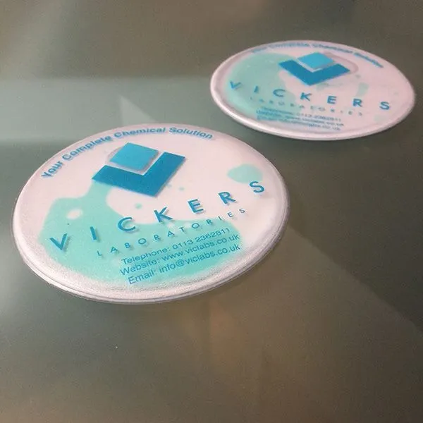 Produktbild von Flüssigkeitsgefüllter Glasuntersetzer für geräuscharmes und sanftes Absetzen von Bechern/Gläsern, Flüssigkeit farblich anpassbar, optional mit Glitterpartikeln.