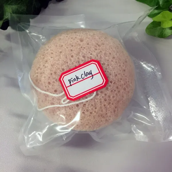 Produktbild von 100% natürlicher, veganer Konjac-Schwamm aus der Knolle der asiatischen Teufelszunge für sanfte Gesichts- und Körperpflege.
