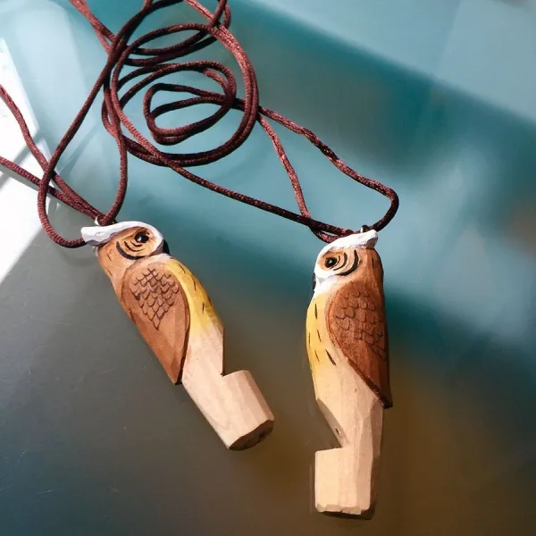 Produktbild von Handgefertigte Holzpfeifen mit Eulemotiv - farbenfroh und natürlich!
