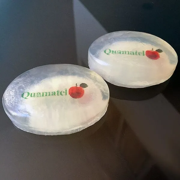 Produktbild von Handgemachte Logo-Seife: Sanft duftende, pflegende Seife mit transparentem Design für optimalen Markeneindruck bei jeder Handwäsche.