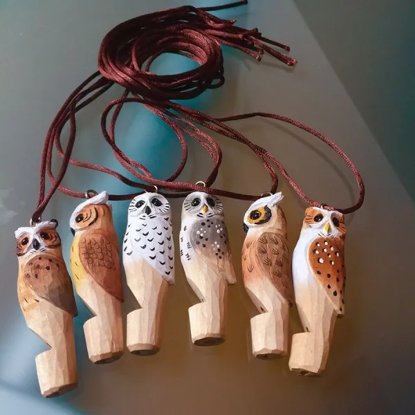 Produktbild von Handgeschnitzte Eulen-Pfeifen mit individuellen Motiven, farbenfroh und natürlich aus Holz, inklusive Umhängeband - OEM ab 2000 Stück.