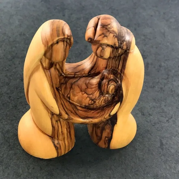 Produktbild von Maria, Josef und Kind aus Olivenholz, geölt, handgefertigt, mit Lasergravur, Abmessungen: Breite 7,5 cm, Tiefe ca.