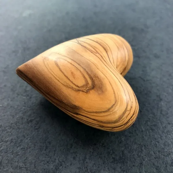 Produktbild von Herz aus Olivenholz, 5,5 x 6 cm, im Polybeutel verpackt, Werbeanbringung durch Lasergravur.