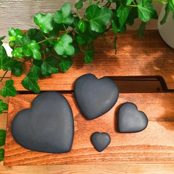 Produktbild von Dieses Basalt-Steinherz mit einer kleinen Größe von 3,0 cm x 3,0 cm x 8 mm und einem Gewicht von 12 g ist ideal als Giveaway.