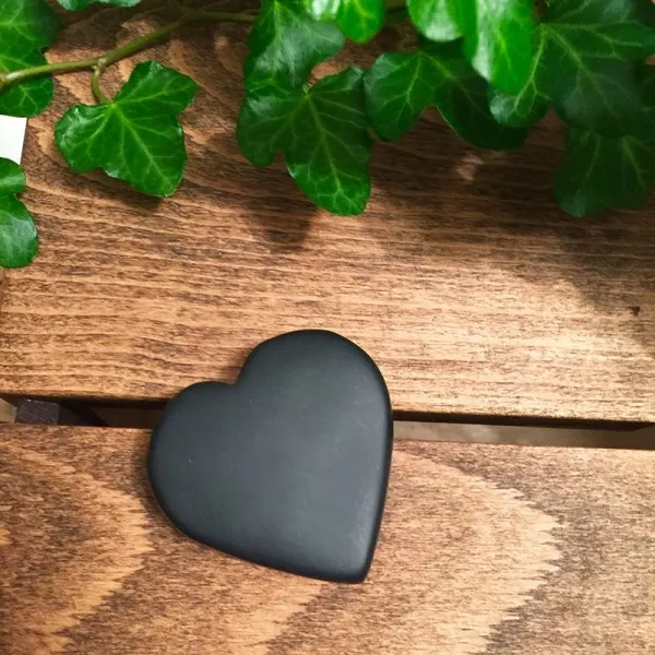 Produktbild von Stein-Herz, mittelgroß aus Basalt schwarz (5,2x5,2x16mm), 79g Gewicht, individuelle Logo-Gravur, auch andere Größen verfügbar.