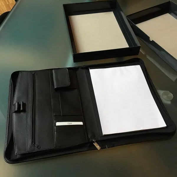 Hochwertige Schreibmappe A4 aus lederähnlichem Softana-Material, mit Reißverschluss und zahlreichen Fächern für Organisation, inklusive Block. (3)