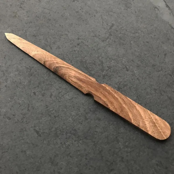 Hochwertiger Brieföffner aus Nussbaum-Holz, individuell mit Logo graviert; Maße: 205 x 19 x 6 mm, Holzart: Nussbaum, Gewicht: ca. (4)