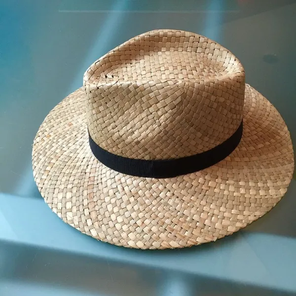 Produktbild von Hochwertiger Strohhut mit klassischer Form und natürlichem Look, inklusive schicker Flechtung, schlichtem Hutband und UV-Schutz.