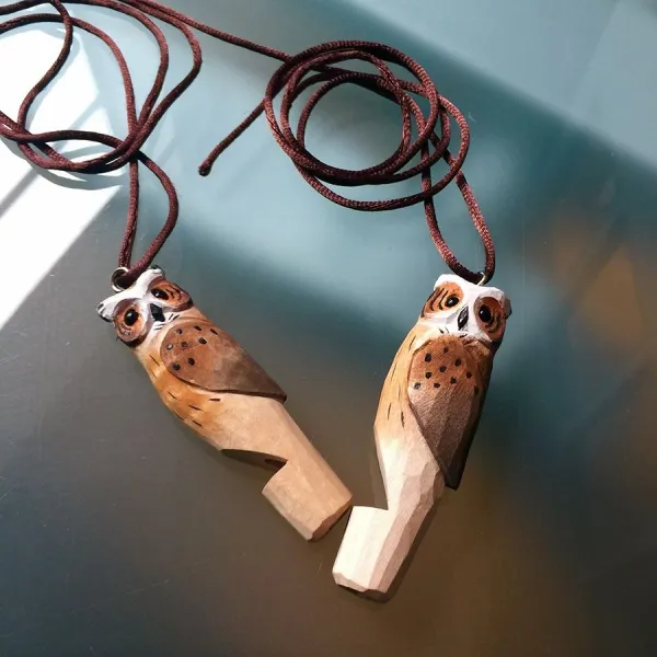 Handgeschnitzte Holz-Eulen-Pfeifen in individuellen Designs, farbenfroh und natürlich, mit Umhängeband, OEM ab 2000 Stück, Fragen Sie bei uns an. (3)