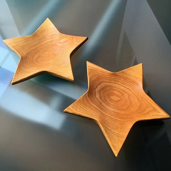 Produktbild von Sternteller aus Holz, handgefertigt mit Liebe, perfekt für Feiertage, Unikat mit einzigartiger Maserung, Logo-Lasergravur, weiß verpackt.