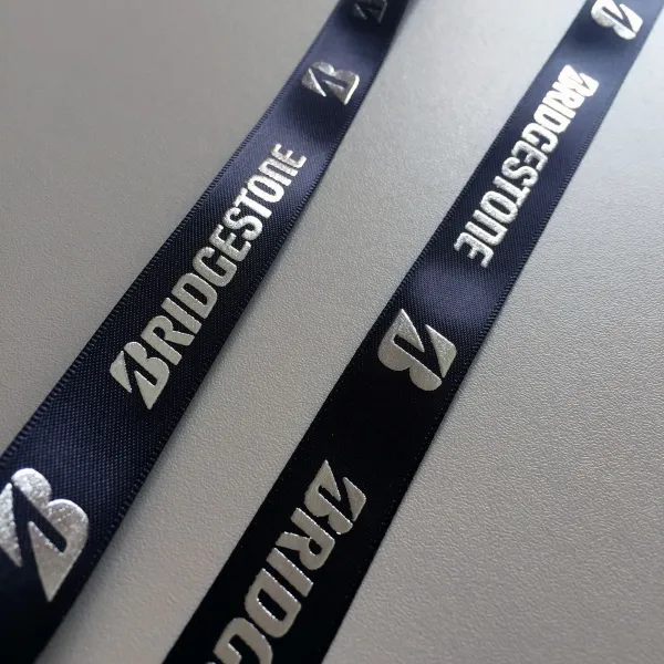 Produktbild von Individuelles Satin-Geschenkband für Firmen mit Glanz-Folien-Druck in vielen Bandbreiten und Farben, doppelseitig individuell bedruckbar, auffällige lichtreflektierende Wirkung, preisgünstig, ideal für jeden Anlass.