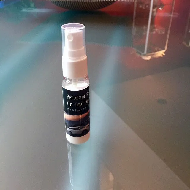 Produktbild von Insektenschutz- und Zeckenschutzspray: Wirksamer Schutz gegen Insekten und Zecken; 30 ml Sprühflasche, rund & transparent; weißer Sprayer mit transparenter Kappe; dermatologisch getestet.