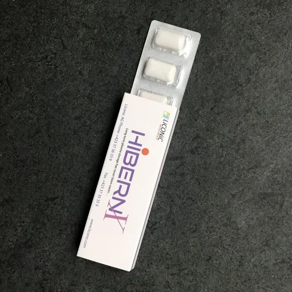 Produktbild von Kaugummi in Blisterverpackung, zuckerfrei, Geschmack Pfefferminz, Größe 110x35x10 mm, mit Flexo-Druck auf dem Blister und Offset-/Digital-Druck auf der Schuber-Verpackung, Mindestbestellmenge 1000 Stück, haltbar mindestens 12 Monate.